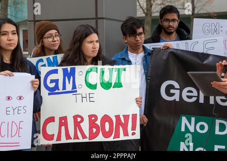 Detroit, Michigan – Menschen versammeln sich vor dem Hauptquartier von General Motors, um gegen die Verwendung von Aluminium aus China zu protestieren, von dem einige von Zwang Uyg hergestellt werden Stockfoto