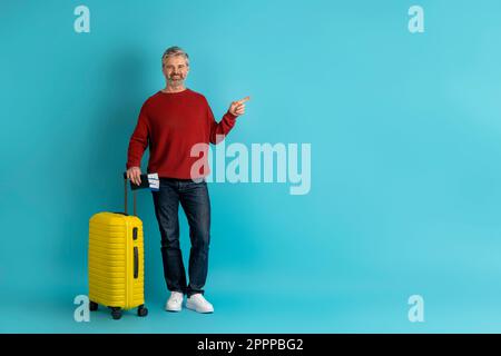 Foto in voller Länge von reifem, attraktivem aufgegebenem Gepäck für Männer Stockfoto