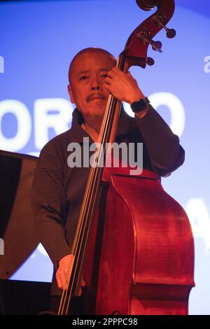 Turin, Italien. 23. April 2023. Bassist Kiyoshi Kitagawa bei Konzert beim Torino Jazz Festival 2023, Italien. Kredit: Marco Destefanis/Alamy Live News Stockfoto