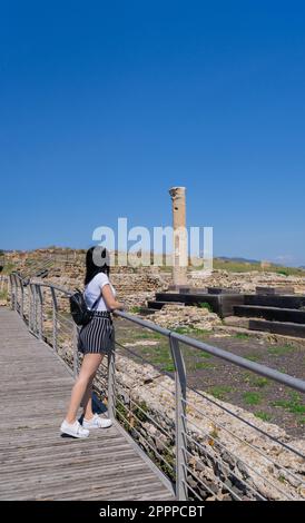 Touristen fotografieren die Ruinen von Nora, einer alten römischen Stadt im Süden Sardiniens Stockfoto