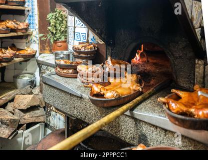 Cochinillo Asado, traditionelles gebratenes Saugschwein, in einem traditionellen Holzofen gebraten. Stockfoto