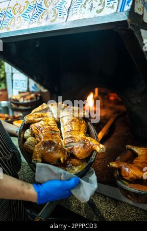 Cochinillo Asado, traditionelles gebratenes Saugschwein, in einem traditionellen Holzofen gebraten. Stockfoto