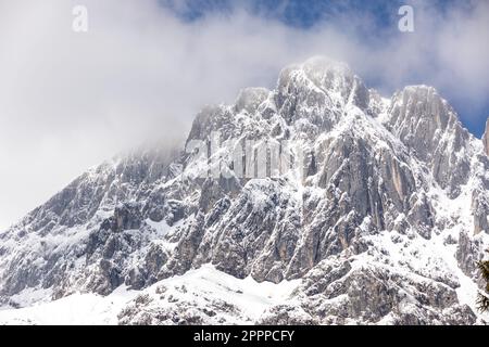 Die hohen und steilen Gipfel des schneebedeckten Hochkönigs in der Provinz Mühlbach am Hochkönig in Salzburg im Bezirk Sankt Johann im Pongau in Osterreich. Stockfoto