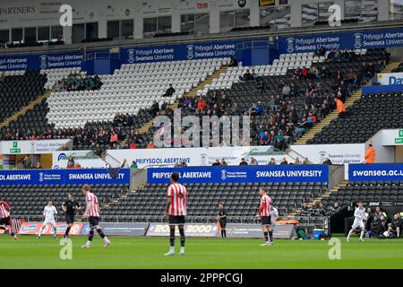 Swansea, Wales. 24. April 2023 Fans von Swansea City während des Spiels der Professional Development League zwischen Swansea City under 21 und Sheffield United under 21 im Swansea.com Stadium in Swansea, Wales, Großbritannien am 24. April 2023. Kredit: Duncan Thomas/Majestic Media/Alamy Live News. Stockfoto