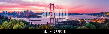 Panoramablick auf den Bosporus von Istanbul bei Sonnenuntergang. Stockfoto