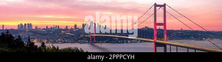 Überwältigender Panoramablick auf den Bosporus von Istanbul bei Sonnenuntergang. Istanbul Türkei Stockfoto