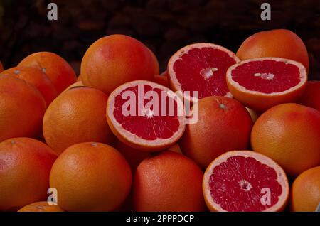 Gruppe frischer, reifer rosafarbener Grapefruit, ganz und geschnitten, kann als Hintergrund verwendet werden, Sofia, Bulgarien Stockfoto