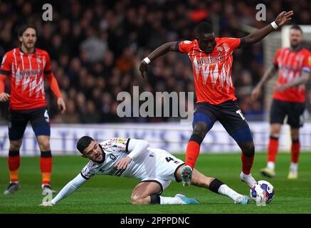 Alex Mowatt (links) von Middlesbrough fordert Luton Town beim Sky Bet Championship Match in der Kenilworth Road, Luton, heraus. Foto: Montag, 24. April 2023. Stockfoto