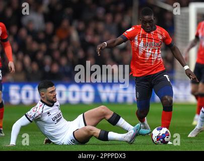 Alex Mowatt (links) von Middlesbrough fordert Luton Town beim Sky Bet Championship Match in der Kenilworth Road, Luton, heraus. Foto: Montag, 24. April 2023. Stockfoto