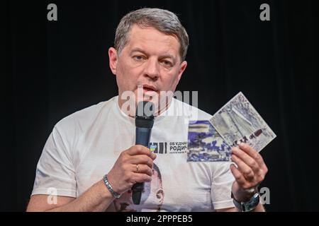 Theatervorstellung Evakuierung 2022 und Treffen mit ehemaligen Kreml-Gefangenen organisiert vom European Values Security Centre im Pfadfinderinstitut, Prag, Tschechische Republik, 24. April 2023. Hier ist Roman Sushchenko abgebildet, ein Journalist der ukrainischen Nachrichtenagentur Ukrinform, der von 2010 bis 2016 ihr ständiger Korrespondent in Paris war. 2016 wurde er in Moskau verhaftet, wegen Spionage angeklagt und zu 12 Jahren Haft verurteilt. Im September 2019 war er an einem gegenseitigen Austausch von Gefangenen und Gefangenen zwischen Russland und der Ukraine beteiligt. (CTK Foto/Vit Simanek) Stockfoto