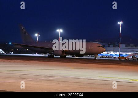 Die Rückkehr der aus dem Sudan evakuierten Landsleute nach Italien mit einem Flug der Air Force. 24. April 2023. Flughafen Caimpino Rom, Italien. Kredit: Live Media Publishing Group/Alamy Live News Stockfoto