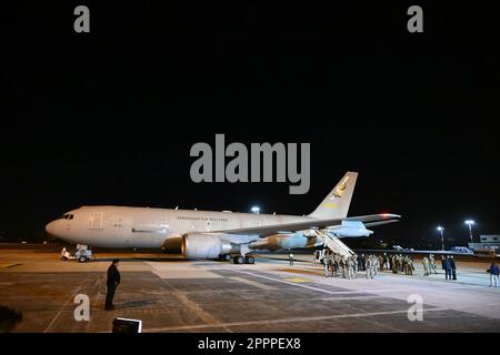 Die Rückkehr der aus dem Sudan evakuierten Landsleute nach Italien mit einem Flug der Air Force. 24. April 2023. Flughafen Caimpino Rom, Italien. Kredit: Live Media Publishing Group/Alamy Live News Stockfoto