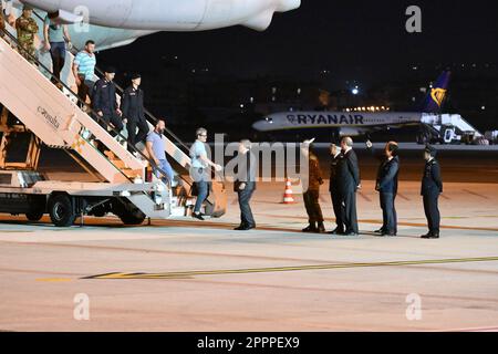 Die Rückkehr der aus dem Sudan evakuierten Landsleute nach Italien mit einem Flug der Air Force. 24. April 2023. Flughafen Caimpino Rom, Italien. Kredit: Live Media Publishing Group/Alamy Live News Stockfoto