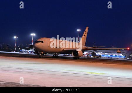 Die Rückkehr der aus dem Sudan evakuierten Landsleute nach Italien mit einem Flug der Air Force. 24. April 2023. Flughafen Caimpino Rom, Italien. Kredit: Live Media Publishing Group/Alamy Live News Stockfoto