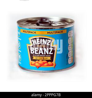 Studio-Einrichtung - Heinz Baked Beans - Heinz Beanz - Dose / Dose vor weißem Hintergrund Stockfoto