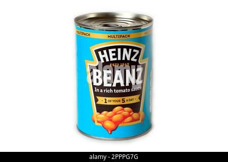 Studio-Einrichtung - Heinz Baked Beans - Heinz Beanz - Dose / Dose vor weißem Hintergrund Stockfoto