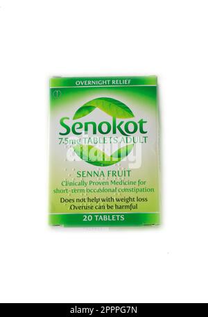 Studio-Einrichtung vor weißem Hintergrund - Senokot 7,5 mg Tabletten. Erwachsener. Senna Fruit - 20 Tabletten Karton/Packung Stockfoto