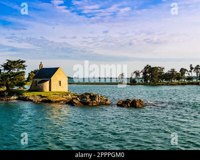 Atemberaubender Blick auf Boedic Island und seine berühmte Kapelle bei Sonnenuntergang, Morbihan Golf, Bretagne, Frankreich Stockfoto