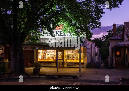 Beechworth Bakery at Night, High Street, Yackandandah, Victoria, Australien Stockfoto