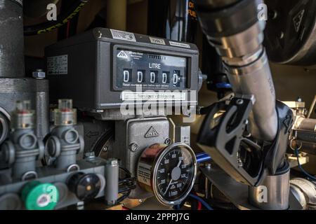 Brünn, Tschechien - 08. Oktober 2021: Gas- oder Treibstoffzähler und -Rohre in der Militärbetankungsstrecke, Nahaufnahme der Präsentation auf der IDET-Verteidigungsmesse Stockfoto