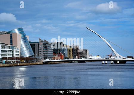 Blick auf Dublin am Fluss Liffey mit Samuel Beckett Bridge Stockfoto