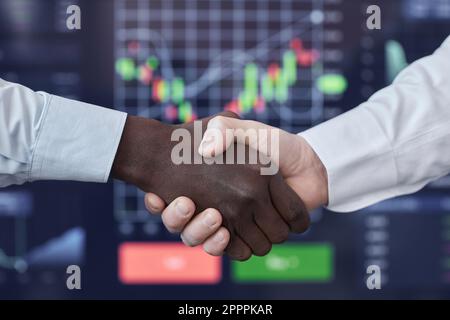 Nahaufnahme von zwei Brokern, die sich die Hand schütteln, um einen erfolgreichen Abschluss zu erzielen Stockfoto