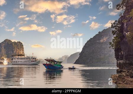 HA LONG, VIETNAM - 1. JANUAR 2023: Boote in der Kalksteinberge in der Ha Long Bay, Nordvietnam. Stockfoto