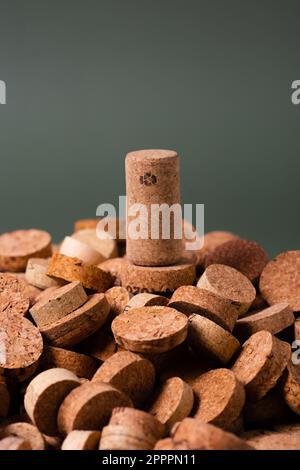 Recycling-Symbol und Weinkork für den sekundären Gebrauch. Erhaltung der Ökologie des Planeten. Rohstoffe für die Wiederverwendung. Umweltschutz. Stockfoto