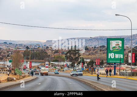 MASERU, LESOTHO - 23. AUGUST 2022: Straße nach Maseru, der Hauptstadt von Lesotho. Stockfoto
