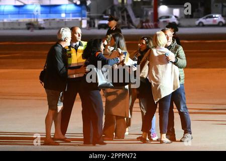 Die Rückkehr der aus dem Sudan evakuierten Landsleute nach Italien mit einem Flug der Air Force. 24. April 2023. Flughafen Caimpino Rom, Italien. Kredit: Live Media Publishing Group/Alamy Live News Stockfoto