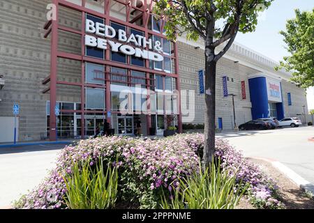 SAN JOSE, KALIFORNIEN, USA. 24. April 2023. Bed Bath & Beyond hat Pläne zur Schließung oder zum Verkauf all seiner Geschäfte angekündigt, einschließlich dieses Standorts in San Jose, Kalifornien, im Rahmen einer Insolvenzklage. Am Sonntag, den 23. April, beantragte der Einzelhändler, der sich in Schwierigkeiten befand, einen Konkursschutz nach Kapitel 11. Die Geschäfte bleiben bis auf weiteres geöffnet, aber der letzte Tag, an dem die Gutscheine für Rabatte eingelöst werden können, ist Dienstag, den 25. April (Kreditbild: © David G. McIntyre/ZUMA Press Wire). Nicht für den kommerziellen GEBRAUCH! Stockfoto