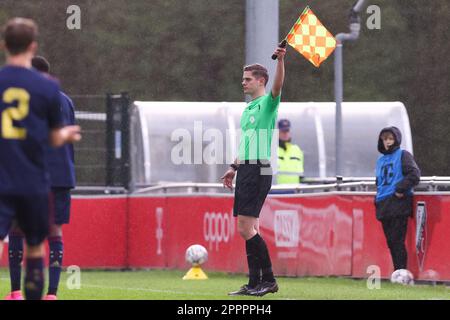 Utrecht, Niederlande. 24. April 2023. UTRECHT, NIEDERLANDE - APRIL 24: Assistant Referee Kevin weever während des Keuken Kampioen Divisie-Spiels zwischen Jong FC Utrecht und Jong Ajax im Sportcomplex Zoudenbalch am 24. April 2023 in Utrecht, Niederlande (Foto: Ben Gal/Orange Pictures) Credit: Orange Pics BV/Alamy Live News Stockfoto