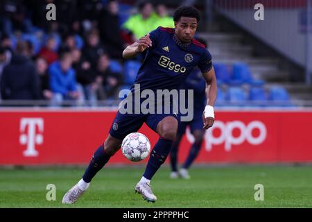 Utrecht, Niederlande. 24. April 2023. UTRECHT, NIEDERLANDE - APRIL 24: Silvano Vos von Jong Ajax dribbelt mit dem Ball während des Keuken Kampioen Divisie-Spiels zwischen Jong FC Utrecht und Jong Ajax im Sportcomplex Zoudenbalch am 24. April 2023 in Utrecht, Niederlande (Foto von Ben Gal/Orange Pictures). Guthaben: Orange Pics BV/Alamy Live News Stockfoto