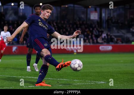 Utrecht, Niederlande. 24. April 2023. UTRECHT, NIEDERLANDE - APRIL 24: Olivier Aertssen von Jong Ajax legt den Ball während des Keuken Kampioen Divisie-Spiels zwischen Jong FC Utrecht und Jong Ajax im Sportcomplex Zoudenbalch am 24. April 2023 in Utrecht, Niederlande (Foto von Ben Gal/Orange Pictures). Credit: Orange Pics BV/Alamy Live News Stockfoto