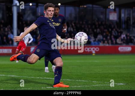 Utrecht, Niederlande. 24. April 2023. UTRECHT, NIEDERLANDE - APRIL 24: Olivier Aertssen von Jong Ajax legt den Ball während des Keuken Kampioen Divisie-Spiels zwischen Jong FC Utrecht und Jong Ajax im Sportcomplex Zoudenbalch am 24. April 2023 in Utrecht, Niederlande (Foto von Ben Gal/Orange Pictures). Credit: Orange Pics BV/Alamy Live News Stockfoto