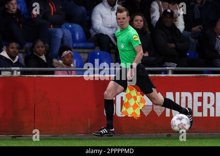 Utrecht, Niederlande. 24. April 2023. UTRECHT, NIEDERLANDE - APRIL 24: Assistenzreferee Laurens Maas während des Keuken Kampioen Divisie-Spiels zwischen Jong FC Utrecht und Jong Ajax im Sportcomplex Zoudenbalch am 24. April 2023 in Utrecht, Niederlande (Foto: Ben Gal/Orange Pictures) Kredit: Orange Pics BV/Alamy Live News Stockfoto