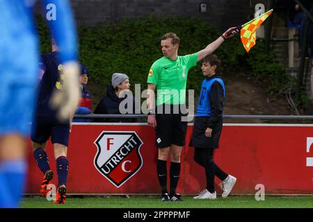 Utrecht, Niederlande. 24. April 2023. UTRECHT, NIEDERLANDE - APRIL 24: Assistenzreferee Laurens Maas während des Keuken Kampioen Divisie-Spiels zwischen Jong FC Utrecht und Jong Ajax im Sportcomplex Zoudenbalch am 24. April 2023 in Utrecht, Niederlande (Foto: Ben Gal/Orange Pictures) Kredit: Orange Pics BV/Alamy Live News Stockfoto