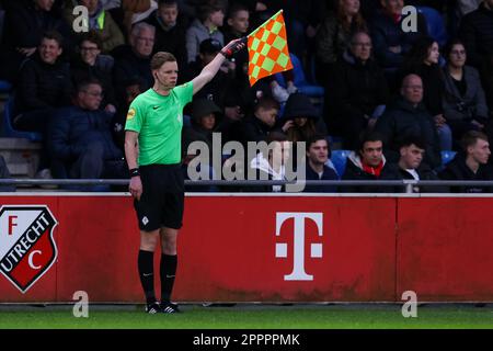 Utrecht, Niederlande. 24. April 2023. UTRECHT, NIEDERLANDE - APRIL 24: Assistenzreferee Laurens Maas während des Keuken Kampioen Divisie-Spiels zwischen Jong FC Utrecht und Jong Ajax im Sportcomplex Zoudenbalch am 24. April 2023 in Utrecht, Niederlande (Foto: Ben Gal/Orange Pictures) Kredit: Orange Pics BV/Alamy Live News Stockfoto