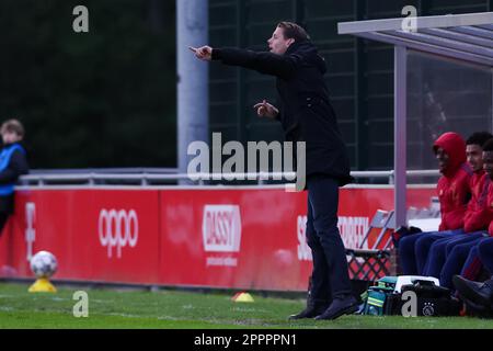 Utrecht, Niederlande. 24. April 2023. UTRECHT, NIEDERLANDE - APRIL 24: Coach Dave Vos von Jong Ajax Gesten während des Keuken Kampioen Divisie-Spiels zwischen Jong FC Utrecht und Jong Ajax im Sportcomplex Zoudenbalch am 24. April 2023 in Utrecht, Niederlande (Foto von Ben Gal/Orange Pictures). Credit: Orange Pics BV/Alamy Live News Stockfoto