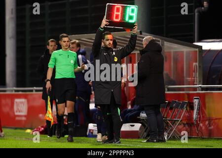 Utrecht, Niederlande. 24. April 2023. UTRECHT, NIEDERLANDE - APRIL 24: Vierter Offizieller Haico Michielsen während des Keuken Kampioen Divisie-Spiels zwischen dem Jong FC Utrecht und Jong Ajax im Sportcomplex Zoudenbalch am 24. April 2023 in Utrecht, Niederlande (Foto: Ben Gal/Orange Pictures) Guthaben: Orange Pics BV/Alamy Live News Stockfoto