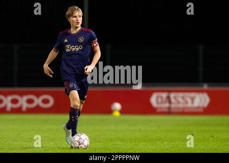 Utrecht, Niederlande. 24. April 2023. UTRECHT, NIEDERLANDE - APRIL 24: Donny Warmerdam von Jong Ajax dribbelt mit dem Ball während des Keuken Kampioen Divisie-Spiels zwischen Jong FC Utrecht und Jong Ajax im Sportcomplex Zoudenbalch am 24. April 2023 in Utrecht, Niederlande (Foto von Ben Gal/Orange Pictures). Guthaben: Orange Pics BV/Alamy Live News Stockfoto