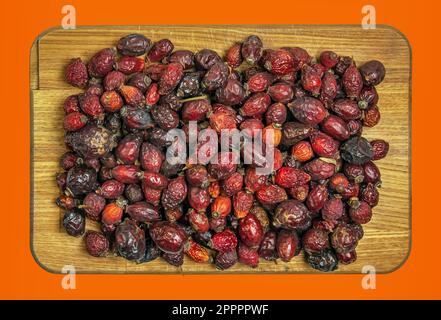 Hintergrund aus trockenen Rosenhüften. Fharmazeutische Rohstoffe. Heilende Kräuter Rosae fructus. Rosae pseudo-fructus. Getrocknete Heilkräuter als Rohstoffe Stockfoto