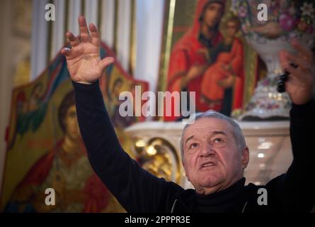 Bukarest, Rumänien. 24. April 2023: George Becali, Eigentümer der rumänischen Fußballmannschaft FCSB, gibt bekannt, dass dies die letzte Pressekonferenz ist, die er jemals abhalten wird, dass er sich vom Fußball zurückzieht und die Mannschaft verkaufen will, Unglücklich darüber, wie das letzte Spiel seiner Mannschaft abgeordnet wurde, und darüber, wie der rumänische Fußballverband den rumänischen Fußball verwaltet, und sagte: "Ich kann nicht gegen die Tyrannei in Rumänien kämpfen, ich kann nicht kämpfen, vor allem nicht, da sie die Staatsgewalt haben, Ich kämpfte im Gefängnis, ich gebe dem Herrn Ruhm, dass ich nur so viel getan habe, dass ich nicht wusste, was ich mir eingebrockt habe Stockfoto