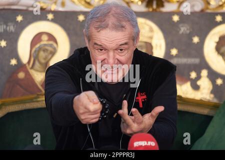 Bukarest, Rumänien. 24. April 2023: George Becali, Eigentümer der rumänischen Fußballmannschaft FCSB, gibt bekannt, dass dies die letzte Pressekonferenz ist, die er jemals abhalten wird, dass er sich vom Fußball zurückzieht und die Mannschaft verkaufen will, Unglücklich darüber, wie das letzte Spiel seiner Mannschaft abgeordnet wurde, und darüber, wie der rumänische Fußballverband den rumänischen Fußball verwaltet, und sagte: "Ich kann nicht gegen die Tyrannei in Rumänien kämpfen, ich kann nicht kämpfen, vor allem nicht, da sie die Staatsgewalt haben, Ich kämpfte im Gefängnis, ich gebe dem Herrn Ruhm, dass ich nur so viel getan habe, dass ich nicht wusste, was ich mir eingebrockt habe Stockfoto