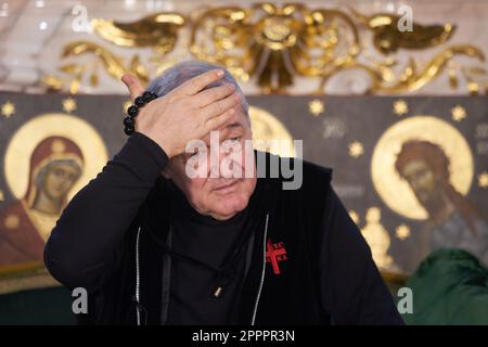 Bukarest, Rumänien. 24. April 2023: George Becali, Eigentümer der rumänischen Fußballmannschaft FCSB, gibt bekannt, dass dies die letzte Pressekonferenz ist, die er jemals abhalten wird, dass er sich vom Fußball zurückzieht und die Mannschaft verkaufen will, Unglücklich darüber, wie das letzte Spiel seiner Mannschaft abgeordnet wurde, und darüber, wie der rumänische Fußballverband den rumänischen Fußball verwaltet, und sagte: "Ich kann nicht gegen die Tyrannei in Rumänien kämpfen, ich kann nicht kämpfen, vor allem nicht, da sie die Staatsgewalt haben, Ich kämpfte im Gefängnis, ich gebe dem Herrn Ruhm, dass ich nur so viel getan habe, dass ich nicht wusste, was ich mir eingebrockt habe Stockfoto