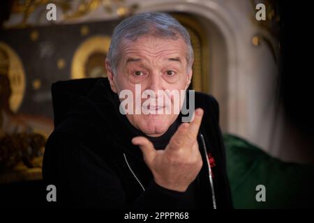 Bukarest, Rumänien. 24. April 2023: George Becali, Eigentümer der rumänischen Fußballmannschaft FCSB, gibt bekannt, dass dies die letzte Pressekonferenz ist, die er jemals abhalten wird, dass er sich vom Fußball zurückzieht und die Mannschaft verkaufen will, Unglücklich darüber, wie das letzte Spiel seiner Mannschaft abgeordnet wurde, und darüber, wie der rumänische Fußballverband den rumänischen Fußball verwaltet, und sagte: "Ich kann nicht gegen die Tyrannei in Rumänien kämpfen, ich kann nicht kämpfen, vor allem nicht, da sie die Staatsgewalt haben, Ich kämpfte im Gefängnis, ich gebe dem Herrn Ruhm, dass ich nur so viel getan habe, dass ich nicht wusste, was ich mir eingebrockt habe Stockfoto