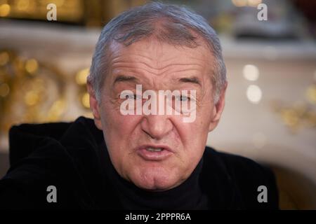 Bukarest, Rumänien. 24. April 2023: George Becali, Eigentümer der rumänischen Fußballmannschaft FCSB, gibt bekannt, dass dies die letzte Pressekonferenz ist, die er jemals abhalten wird, dass er sich vom Fußball zurückzieht und die Mannschaft verkaufen will, Unglücklich darüber, wie das letzte Spiel seiner Mannschaft abgeordnet wurde, und darüber, wie der rumänische Fußballverband den rumänischen Fußball verwaltet, und sagte: "Ich kann nicht gegen die Tyrannei in Rumänien kämpfen, ich kann nicht kämpfen, vor allem nicht, da sie die Staatsgewalt haben, Ich kämpfte im Gefängnis, ich gebe dem Herrn Ruhm, dass ich nur so viel getan habe, dass ich nicht wusste, was ich mir eingebrockt habe Stockfoto