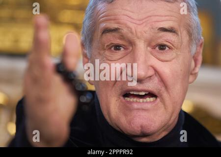 Bukarest, Rumänien. 24. April 2023: George Becali, Eigentümer der rumänischen Fußballmannschaft FCSB, gibt bekannt, dass dies die letzte Pressekonferenz ist, die er jemals abhalten wird, dass er sich vom Fußball zurückzieht und die Mannschaft verkaufen will, Unglücklich darüber, wie das letzte Spiel seiner Mannschaft abgeordnet wurde, und darüber, wie der rumänische Fußballverband den rumänischen Fußball verwaltet, und sagte: "Ich kann nicht gegen die Tyrannei in Rumänien kämpfen, ich kann nicht kämpfen, vor allem nicht, da sie die Staatsgewalt haben, Ich kämpfte im Gefängnis, ich gebe dem Herrn Ruhm, dass ich nur so viel getan habe, dass ich nicht wusste, was ich mir eingebrockt habe Stockfoto