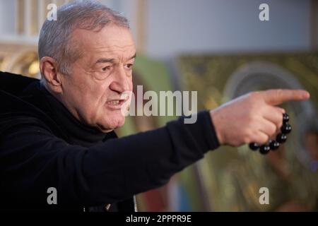 Bukarest, Rumänien. 24. April 2023: George Becali, Eigentümer der rumänischen Fußballmannschaft FCSB, gibt bekannt, dass dies die letzte Pressekonferenz ist, die er jemals abhalten wird, dass er sich vom Fußball zurückzieht und die Mannschaft verkaufen will, Unglücklich darüber, wie das letzte Spiel seiner Mannschaft abgeordnet wurde, und darüber, wie der rumänische Fußballverband den rumänischen Fußball verwaltet, und sagte: "Ich kann nicht gegen die Tyrannei in Rumänien kämpfen, ich kann nicht kämpfen, vor allem nicht, da sie die Staatsgewalt haben, Ich kämpfte im Gefängnis, ich gebe dem Herrn Ruhm, dass ich nur so viel getan habe, dass ich nicht wusste, was ich mir eingebrockt habe Stockfoto