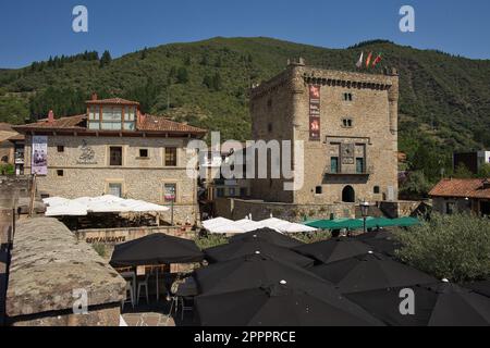 POTES, KANTABRIEN, SPANIEN, 11. JULI 2022: Blick auf die mittelalterliche Stadt Potes, Kantabrien, Spanien. Infanterienturm. Alte Steinfassaden. Stockfoto